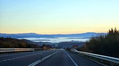 En la foto, tomada desde Oural, se aprecia la niebla estancada en el fondo del valle