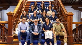 El presidente de la Diputaci�n, Luis Menor, recibi� al equipo femenino del Sanysec Club Ourense Atletismo, junto al cuerpo t�cnico, entre los que se encuentran �scar Seoane y Helena Miguelez, presidente y vicepresidenta, respectivamente, del club
