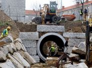Toneladas de tierra cubren el c�sped del parque de A Coca desde que empezaron las obras. 