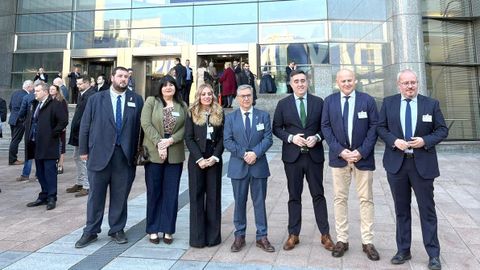 La delegaci�n del PP de Ourense, frente al Parlamento europeo.
