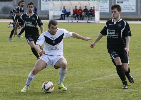 Adri�n Armesto, que fue expulsado, condude el bal�n en A Pinguela ante el Sada. 