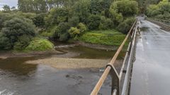 Las lluvias de los �ltimos d�as han incrementado levemente el caudal del Tambre, pero el nivel del agua evidencia la gravedad de la sequ�a. En la fotograf�a tomada ayer por la tarde, el r�o a su paso por A Ponte de Ons, en Negreira, al final del embalse Barri� de la Maza