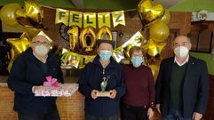 Jes�s Campos (en el centro) cumpli� el s�bado 100 a�os en Rois.