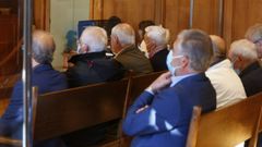 Nen� Barral, cuarto por la izquierda, en las sesiones de las cuestiones previas del juicio que deber�a empezar el jueves en la Audiencia de Pontevedra