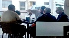 20 de agosto de 2025. Pablo Garc�a, con gafas a la derecha, durante una reuni�n en el de Espa�a con otros investigados acusados de integrar la trama que importaba los estupefacientes desde Ceuta y Marruecos. 
