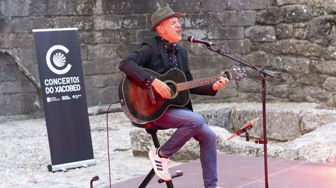 Emilio R�a, en el castillo de Vimianzo 