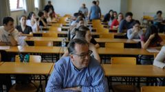 Los ex�menes vuelven al campus de A Coru�a: ellos sue�an con ser funcionarios del Estado