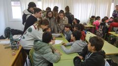 Los universitarios de Educaci�n Primaria se reunieron con escolares del CEIP A Xunqueira n�mero 1 para intervenir en su patio