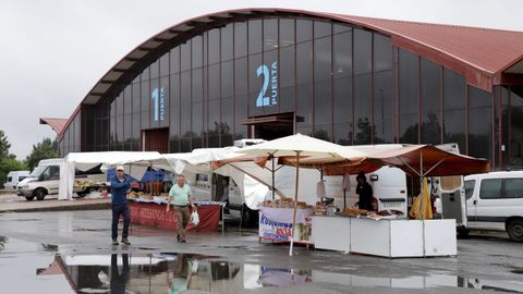 Puestos bajo la lluvia durante la Feira Cabalar de Amio