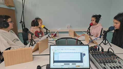 Los alumnos del CPI Virxe do Monte en el estudio de radio que hay instalado en el colegio. 
