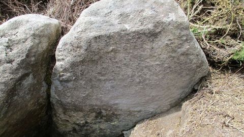 Dolmen con la inscripción del sol hallado en una necrópolis de Friol