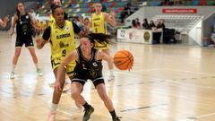 <span lang= gl >Blanca Manivesa, entrando a canastra no partido de ida en Vilagarc�a.</span>