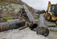 Una pala, trabajando ayer en O Osmo para retirar la estructura que se desprendi� del pol�gono. 