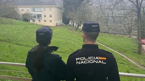 Una patrulla de la Policía Nacional vigila a pie el entorno del narcopiso del Banco do Pobre