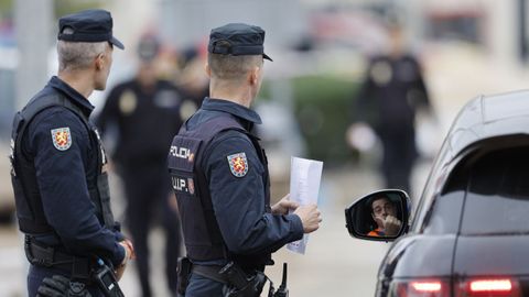 Agentes de la policía de Valencia comprueban los datos de un conductor.