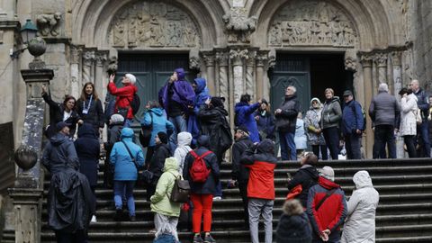 Grupos de turistas en la zona monumental de Santiago.