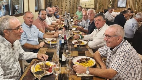 Participantes en la comida de despedida al fontanero municipal
