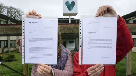 Dos de los jóvenes afectados por la suspensión de las contrataciones del Rof Codina de Lugo muestran el burofax a través del cual les notificaron la cancelación de sus prácticas.