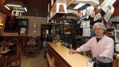 Foto de archivo de Suso Seivane, dueo del Bar Moderno de Barreiros, que cumple 90 aos