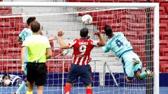 R�ber trata de evitar el remate de Su�rez en el encuentro entre el Atl�tico y el Levante