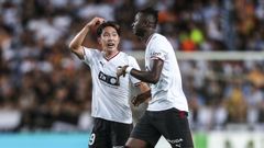 Sato (izquierda) y Sadiq, durante el partido de liga entre el Valencia y el Betis.