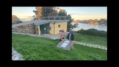 Daniel Vega y Javier Areas, junto al albergue de Ribadeo