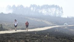 Peregrinos transitando el rea afectada por los incendios en Dozn.