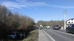 Imagen del accidente, con el coche de la Guardia Civil en primer t�rmino y, al fondo, el cami�n y el tercer veh�culo implicado
