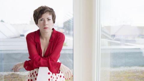 La comisaria e investigadora Chus Martínez, en su casa suiza, con los tejados de Basilea al fondo