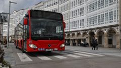 Bus urbano de la Compaa de Tranvas circulando por la Marina
