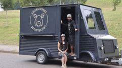 Daro y Graciela en su Chichamvil, el hermano motorizado de Chichalovers, especializados en bocatas de chicharrones y chorizos combinados con todo tipo de sabores. Con un espritu festivo y desenfadado, la pareja cuenta que guard agua de San Xon para bautizar el vehculo, donde tambin tendrn un San Andrs (como en la tienda).