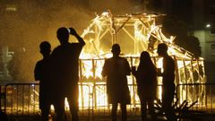 Quema de la falla de San Xo�n en Riazor el pasado junio