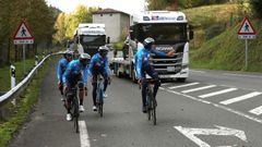 Los ciclistas del equipo Movistar estuvieron realizando un recorrido de reconocimiento por las carreteras por las que arrancar la Vuelta