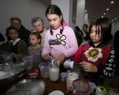 Los ni�os se entretuvieron preparando queso fresco.