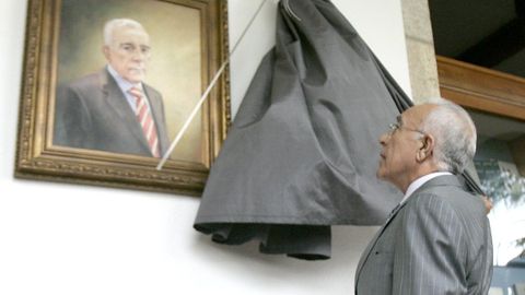 Cacharro Pardo, al descubrir su cuadro en los pasillos de la Deputacin de Lugo