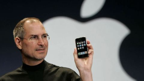 2007. Steve Jobs presenta el primer iPhone, que inauguro la era de los tel�fonos inteligentes.