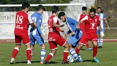 Falc�n, autor del gol, rodeado de rivales en el partido ante O Pino