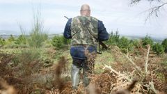Un cazador en un monte de Lugo