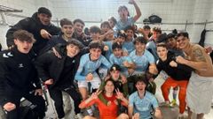 Los jugadores del Celta Juvenil A, celebrando el triunfo ante el Val Mi�or en Barreiro.