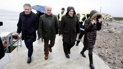 El presidente de Portos, segundo por la izquierda, recorri� las obras del muelle