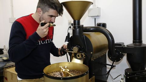 Alejandro Balseiro, con una de las mquinas que emplea para tostar el caf natural