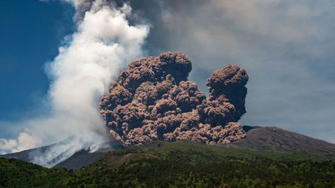 Una erupci�n en el Etna provoca una columna de humo de m�s de 5.000 metros de altura