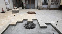 Losas de diferentes tonalidades en la zona de Armando Cotarelo donde pararon las obras