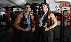 Os culturistas de Viveiro, Miguel Seijo, (D) de 47 anos e Alejandro V�zquez, posan coas s�as medallas da H�rcules Cup celebrada en C�rdoba. Ambos participaron na categor�a men physique. Unha categor�a que esixe un corpo m�is atl�tico e menos agresivo. 24/05/2021