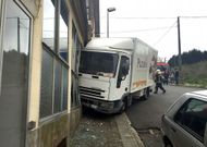 El cami�n destroz� la galer�a de entrada del n�mero 9 de la calle Calzada das Cancelas. 