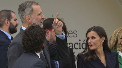 El rey Felipe VI (i) y la reina Letizia (d), a su salida de la entrega de los Premios Nacionales de Innovacin y de Diseo 2022