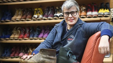 A artesá Elena Ferro.