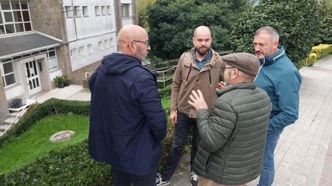 Imagen de la reunin que mantuvieron los socialistas Ivn Puentes y Marcos Rey con vecinos de Pontemuios