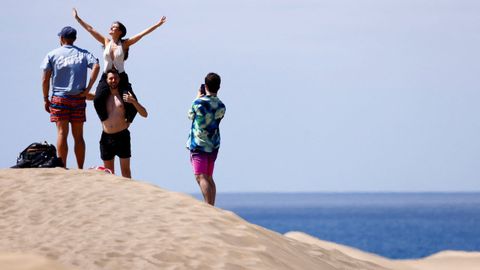 Un grupo de turistas en las dunas de Maspalomas