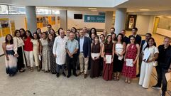 Foto de familia de los residentes que rematan su formaci�n en Ourense junto a la direcci�n del �rea y la comisi�n docente. 